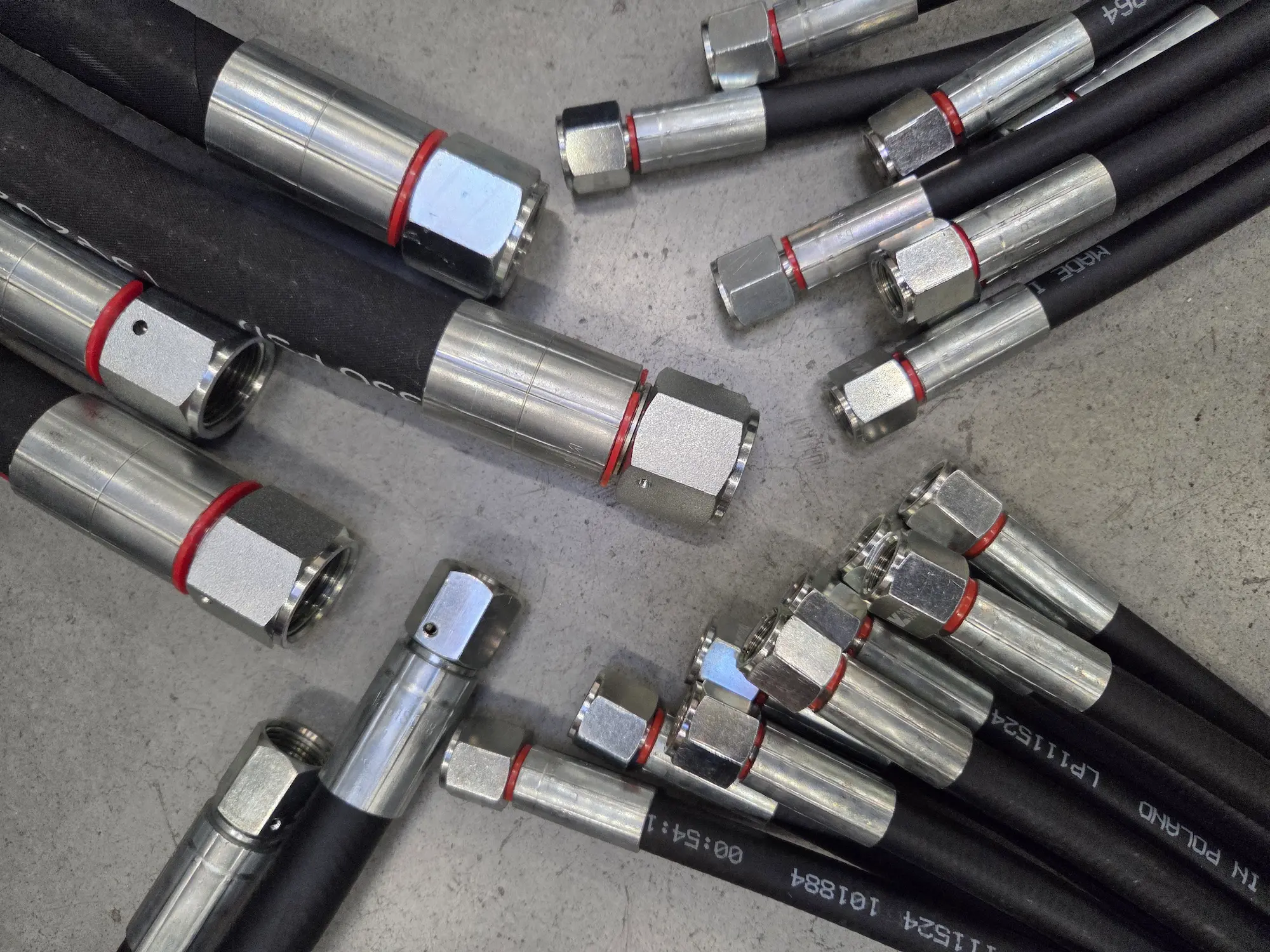 Vue d’un atelier industriel présentant les équipements hydrauliques et pneumatiques proposés par BLAM