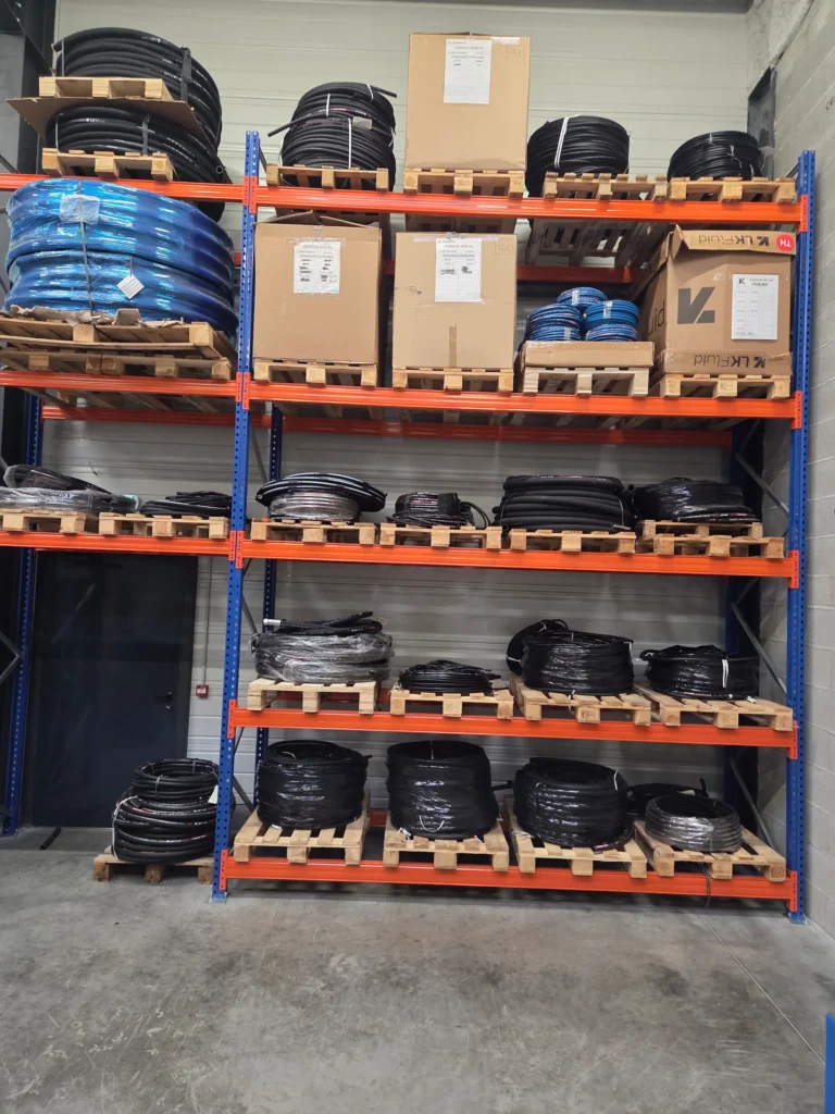 Étagères dans l'atelier de BLAM, sur lesquelles des flexibles sont entreposés